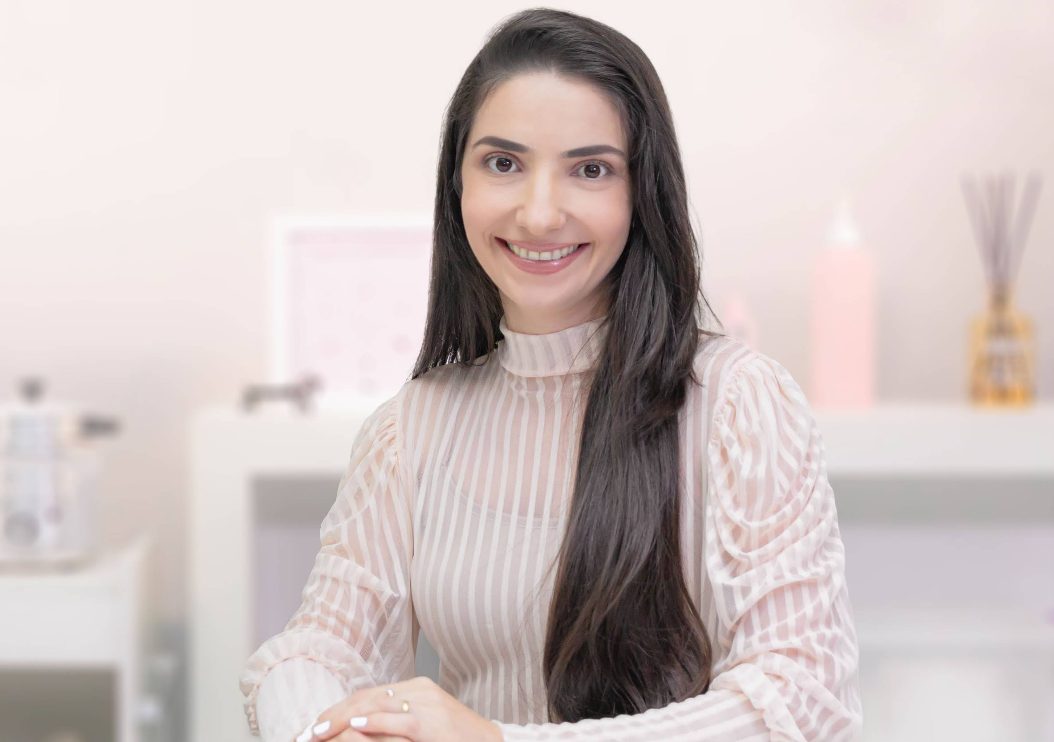 Fabiana Santos, especialista em depilação e técnica em bronzeamento vaporizado